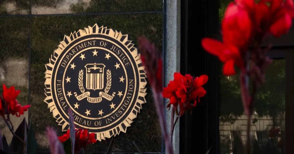 Ilustrasi serangan siber terhadap portal lamaran kerja FBI yang menyebabkan kebocoran data pribadi agen dan pelamar.