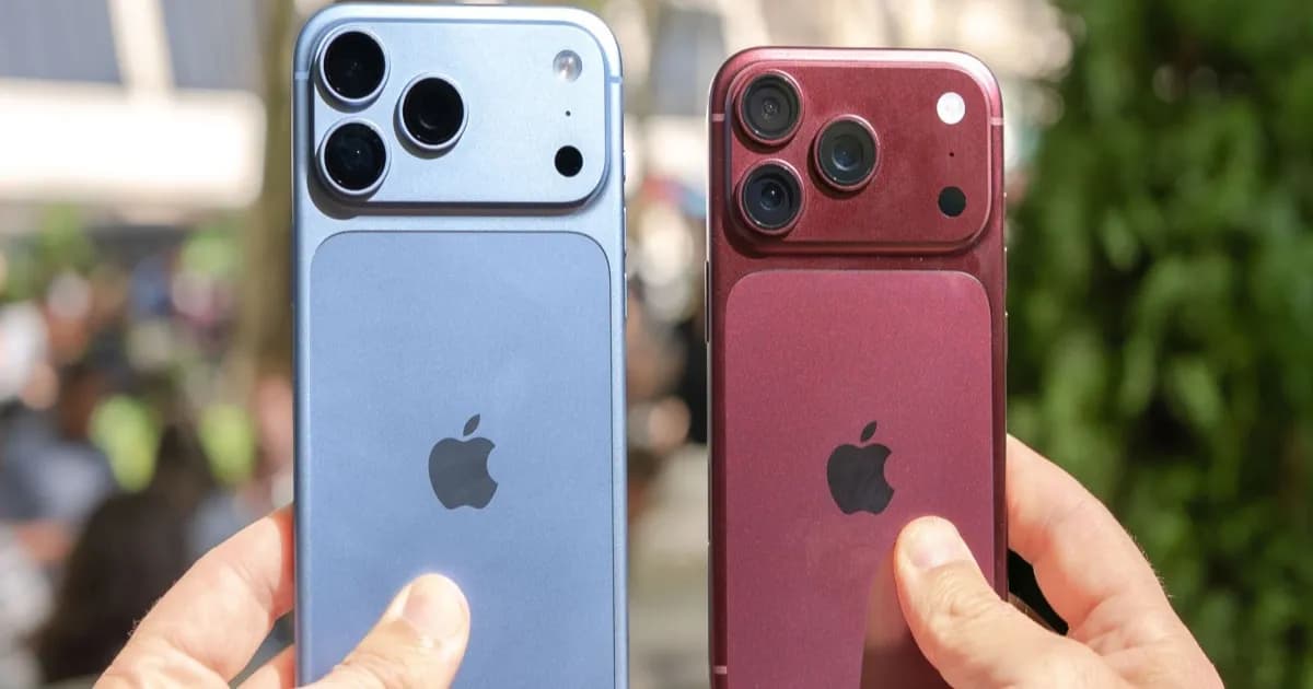 iPhone 18 Pro Max dan iPhone 18 Pro digenggam berdampingan
