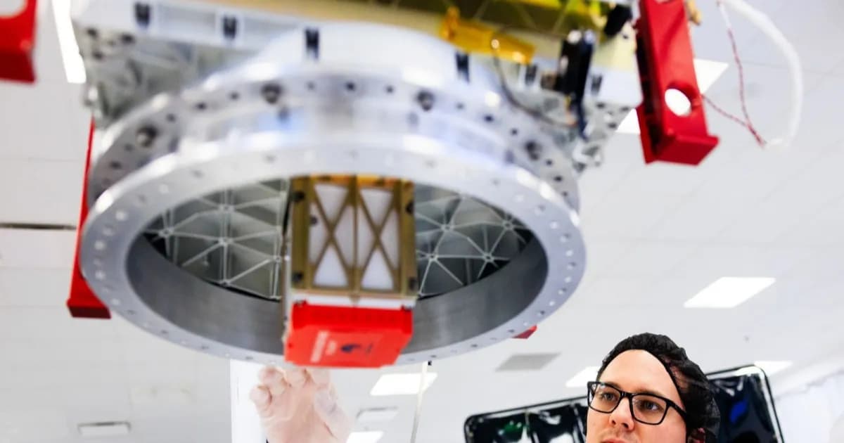 Satelit Star Catcher Protostar memancarkan berkas laser ke cubesat di orbit Bumi