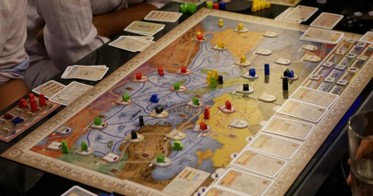 Suasana tabletop game dengan sejumlah pemain mengelilingi meja permainan di ajang pameran