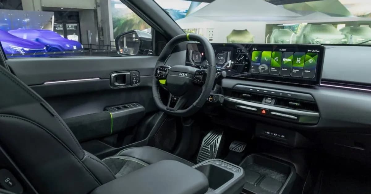 Interior Kia terbaru dengan layar tengah besar dan sistem infotainment Hyundai Pleos Connect