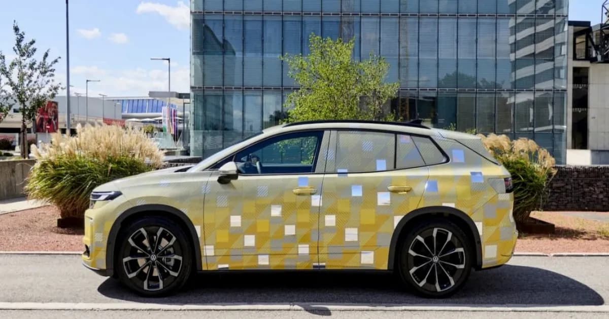 Prototipe Volkswagen ID. Tiguan berkamuflase dengan desain SUV kotak dan gagang pintu pop-out