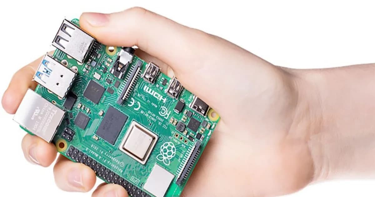 Board Raspberry Pi dengan chip memori RAM di atas motherboard