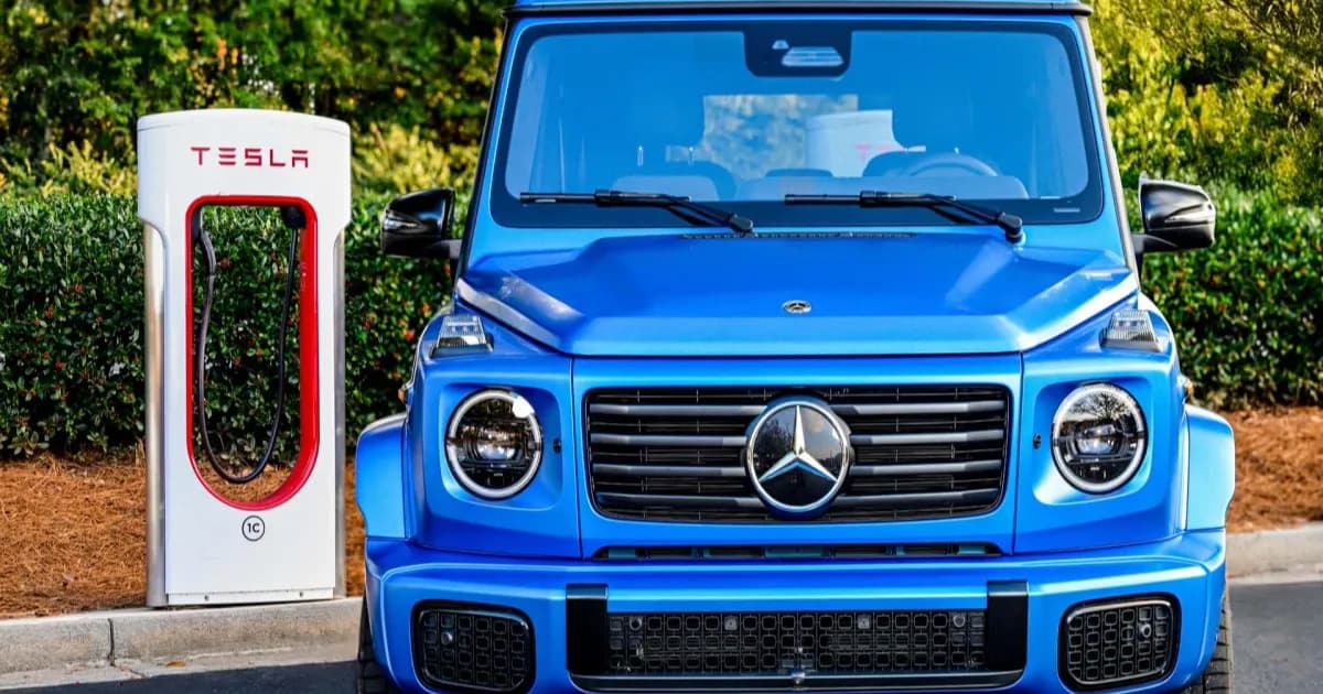 Mercedes-Benz G 580 Electric 2027 dengan port pengisian NACS dan J1772 di sisi bodi