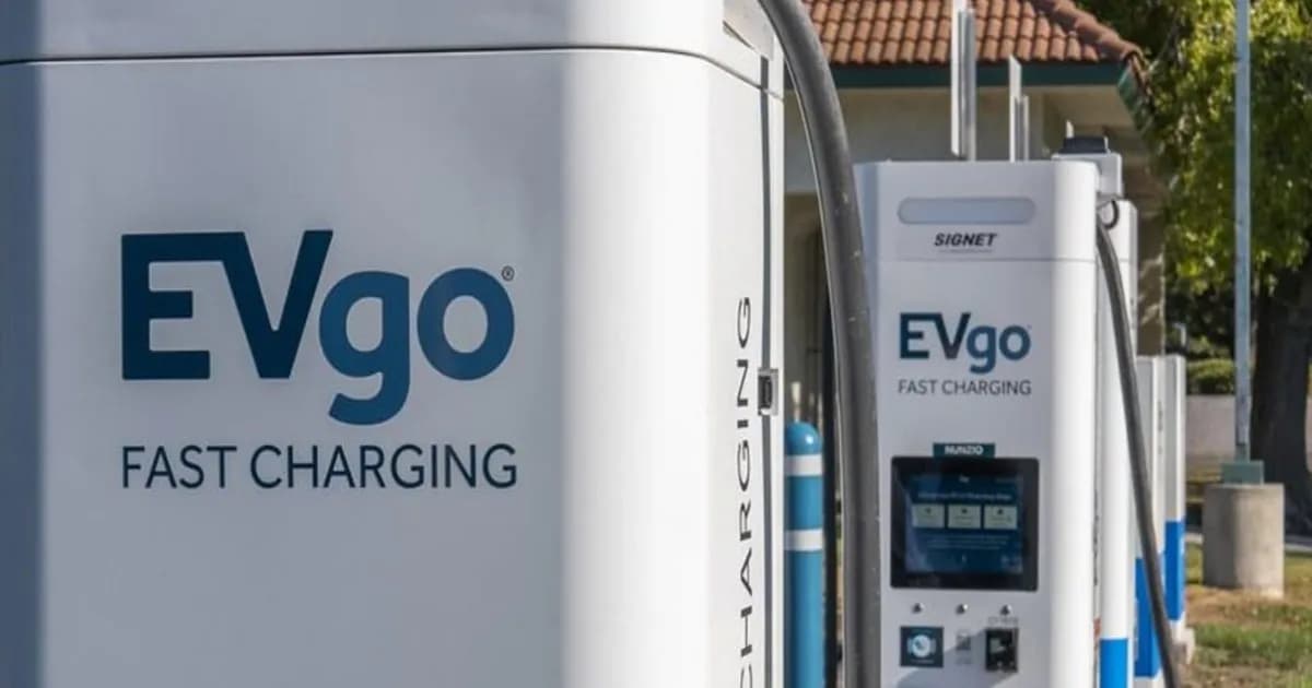 Teaser charger DC fast charging EVgo berkapasitas 750 kW dengan konektor NACS