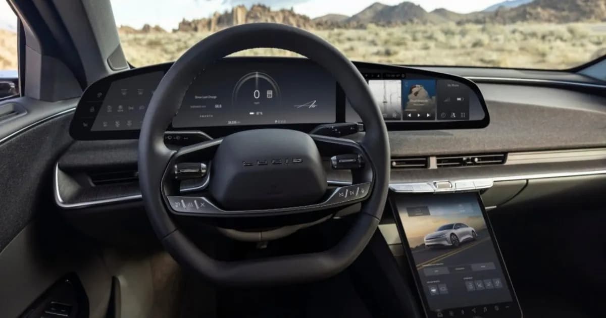 Tampilan antarmuka Lucid Air UX 3.0 dengan layar kartu di Cockpit Panel dan Pilot Panel