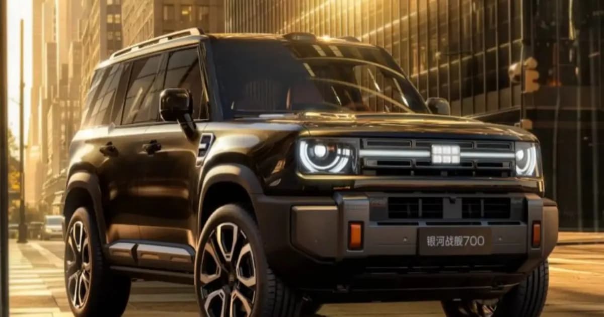 Geely Battleship 700 SUV off-road hybrid tampak depan dengan lampu Sky Eye dan logo menyala
