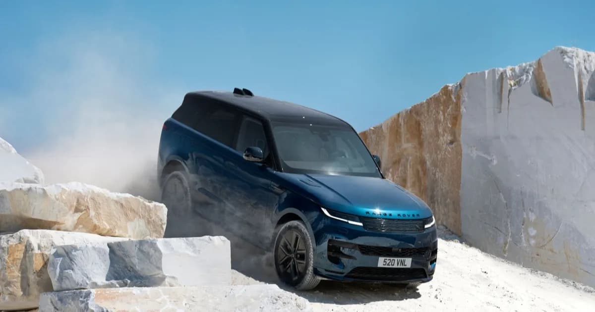 Range Rover Sport Electric tampil dengan grille aerodinamis dan velg alloy di jalanan