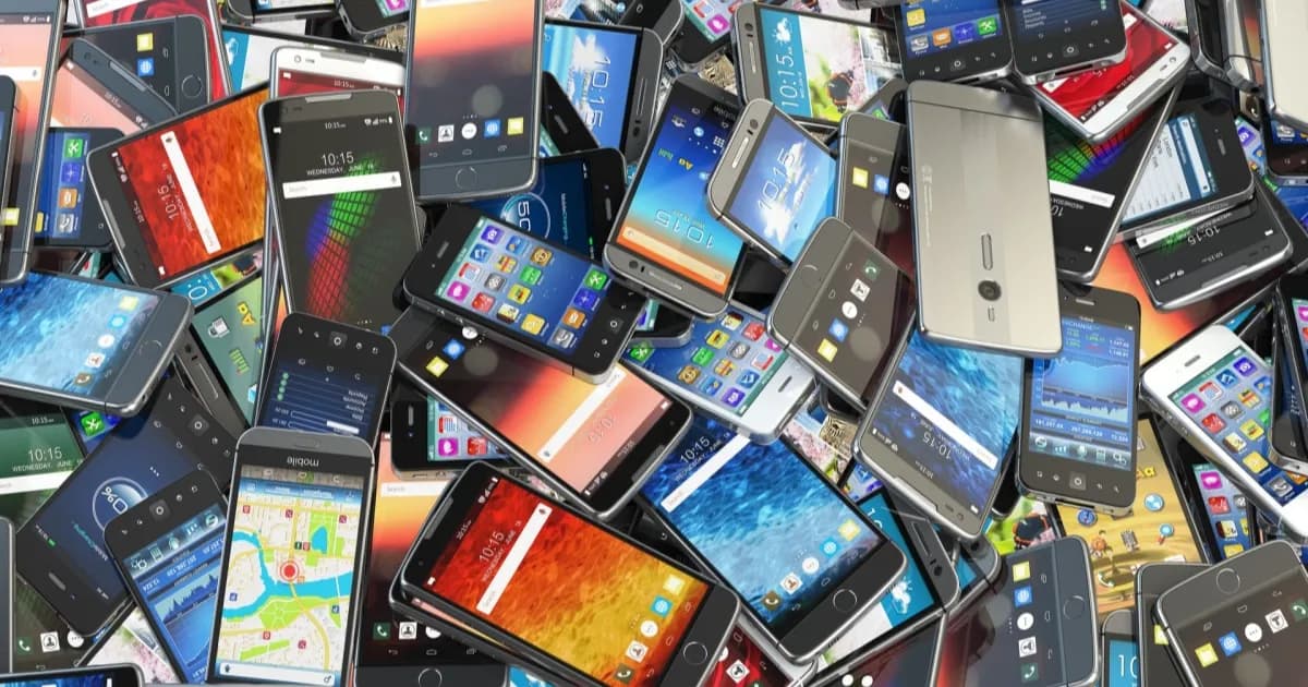 Ilustrasi dua smartphone dengan layar menyala, menggambarkan pasar perangkat murah yang terancam krisis RAM