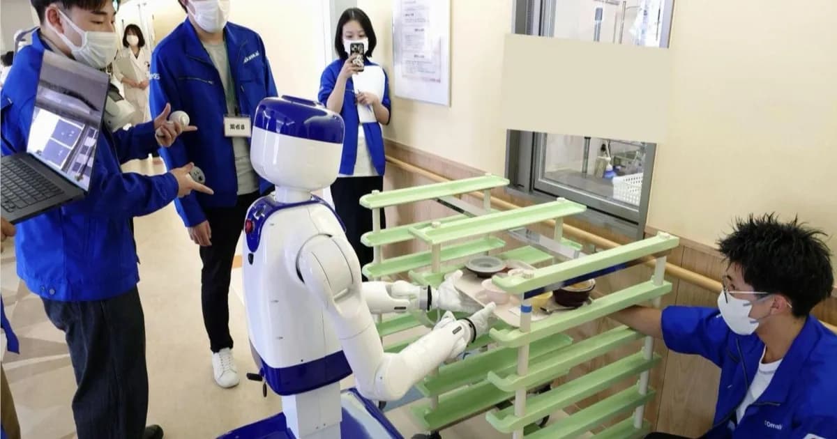 Robot humanoid beroda D1 membawa nampan berisi piring saat uji coba di rumah sakit Jepang