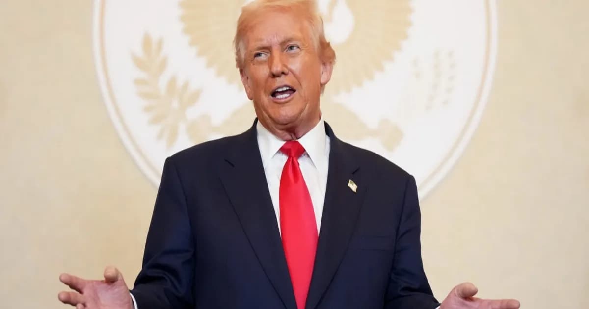 Presiden Amerika Serikat Donald Trump berbicara di depan podium dengan latar bendera Amerika Serikat