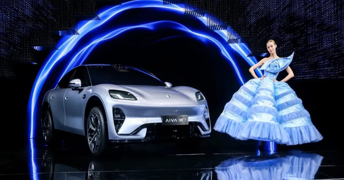 Aiva ME7, SUV crossover coupe besutan Seres dan CATL, saat debut global di Paris Fashion Week