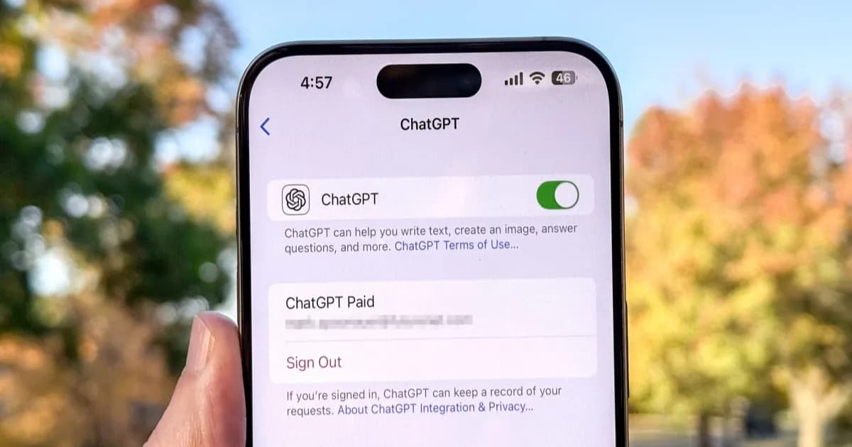 Siri AI pada iPhone dengan antarmuka percakapan ChatGPT dan Gemini