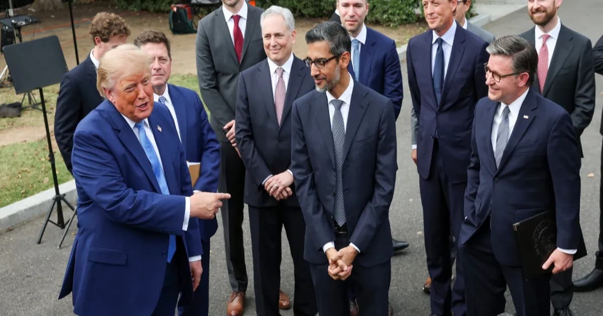 Presiden Donald Trump berbicara kepada pers dengan sejumlah pemimpin industri AI di sekitarnya setelah makan siang di Gedung Putih