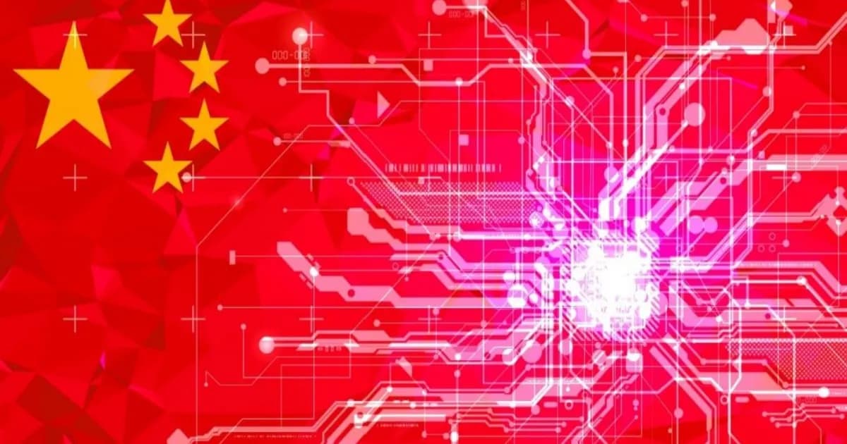 Bendera China dengan jaringan teknologi sirkuit melambangkan pengawasan industri semikonduktor
