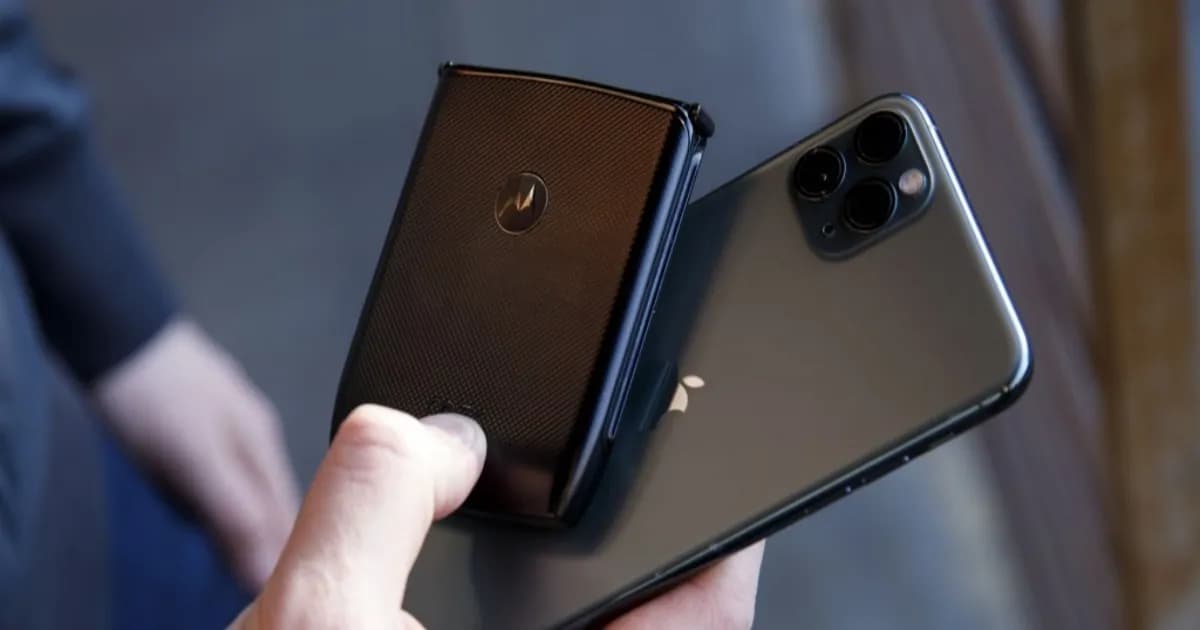 Ilustrasi iPhone Ultra ponsel lipat pertama Apple dengan layar terbuka lebar