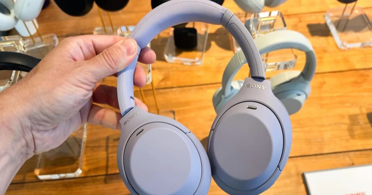 Sony WH-1000XM4C headphones dengan warna lavender