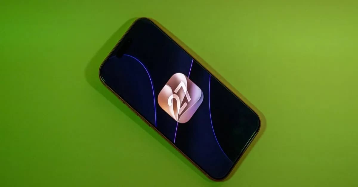 Ilustrasi logo iOS 27 Apple dengan latar wallpaper abstrak biru dan ungu