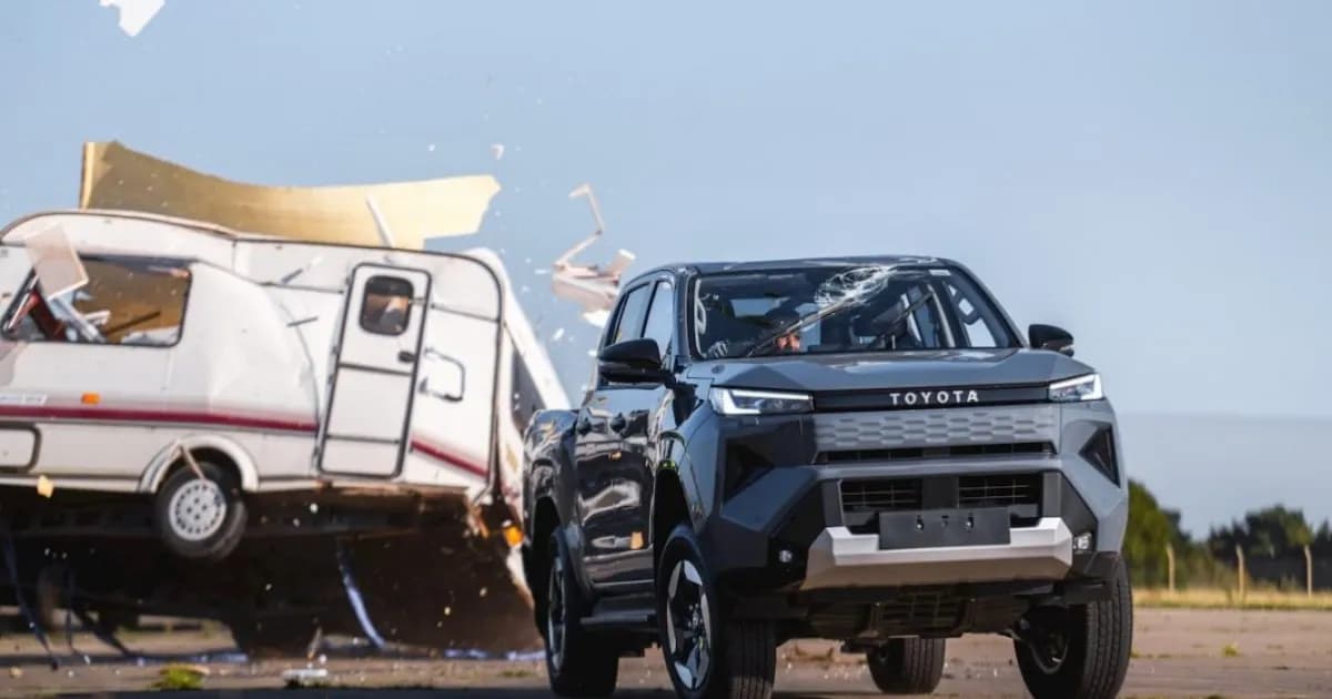 Toyota Hilux BEV dengan caravan 760 kg dijatuhkan dari ketinggian 30 kaki di Bentwaters airfield