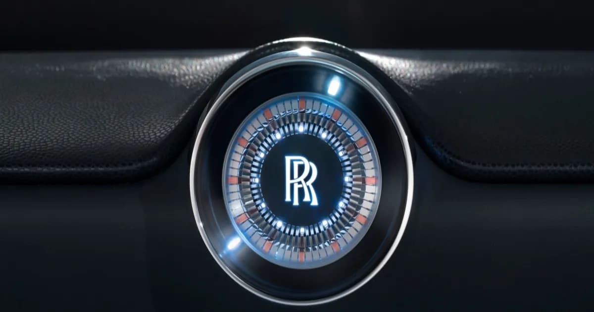 Logo Rolls-Royce dengan latar belakang gelap sebagai penanda proyek reaktor SMR 470 MW