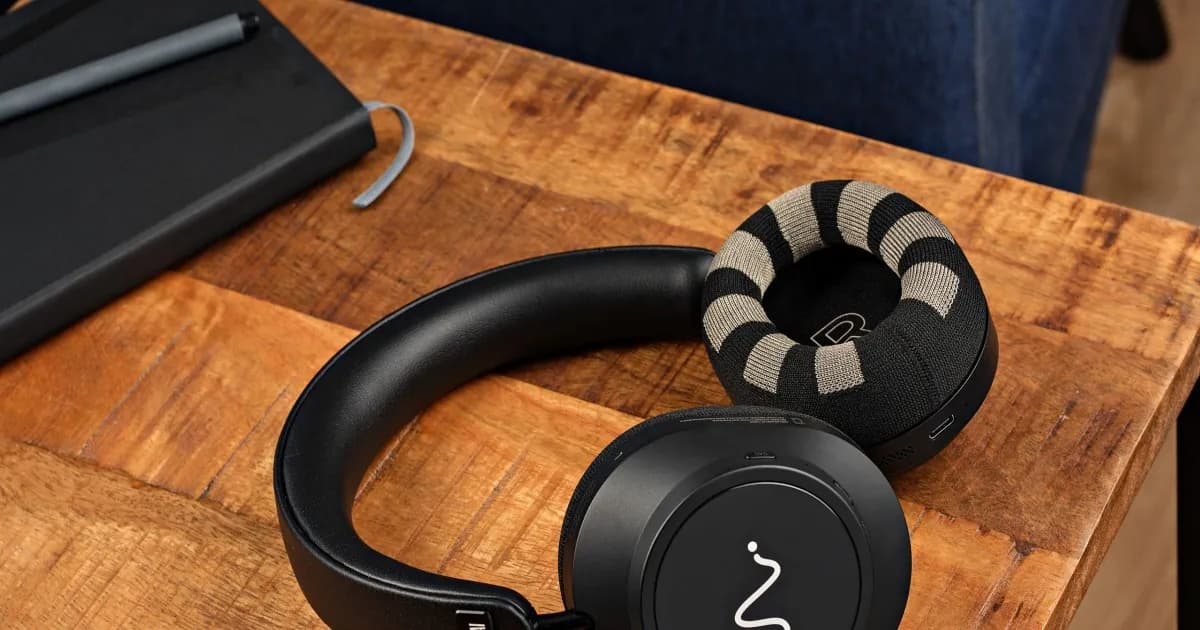 Headphone Neurable One dengan 12 sensor EEG pada earpad nilon untuk memantau gelombang otak