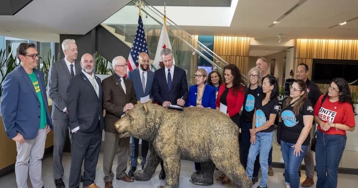 Gubernur California Gavin Newsom menandatangani paket undang-undang AI termasuk No Robo Bosses Act bersama legislator dan pekerja