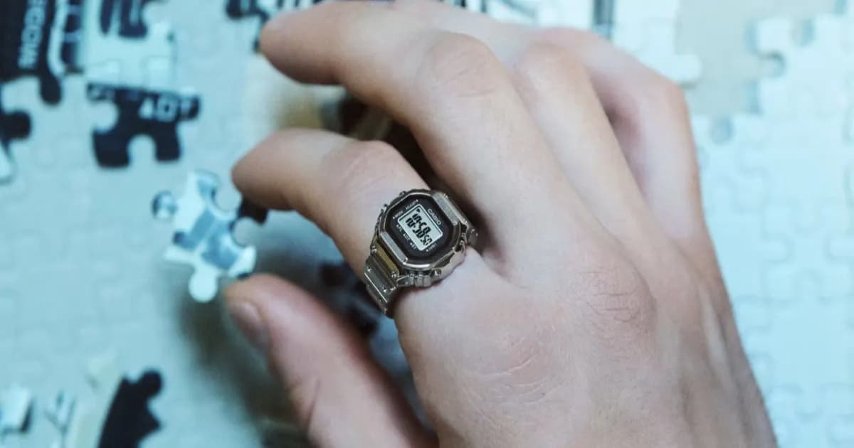 Casio CRW-002 smart ring dengan desain berbasis jam tangan A168 dalam warna steel dan gold