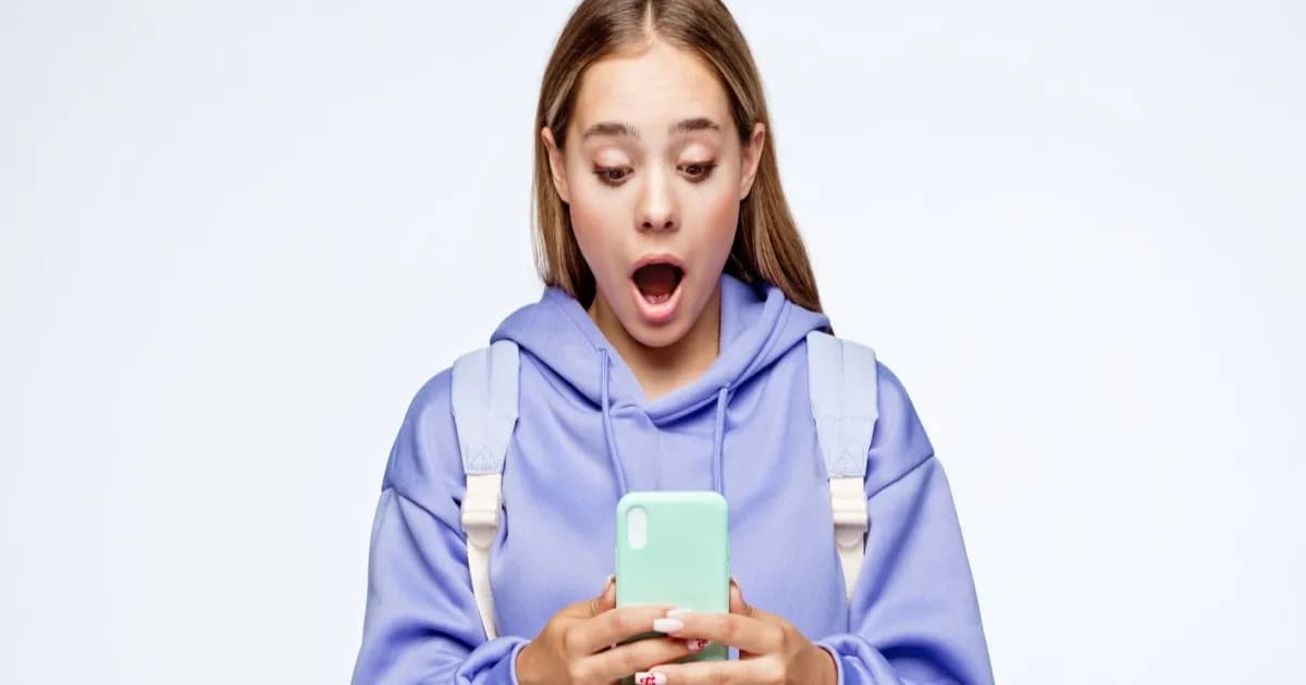 Wanita melihat notifikasi akun Facebook dan Instagram dinonaktifkan permanen oleh Meta