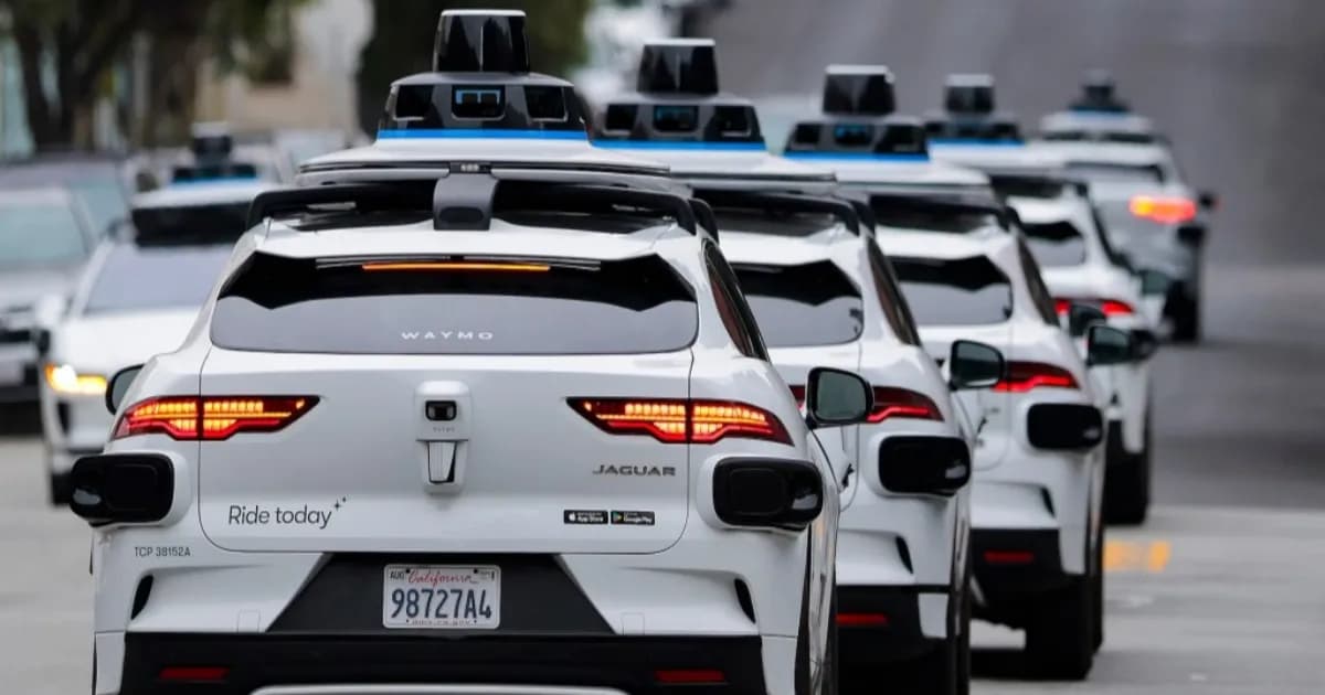 Ilustrasi robotaxi Waymo beroperasi di jalan raya California dengan latar gedung perkotaan