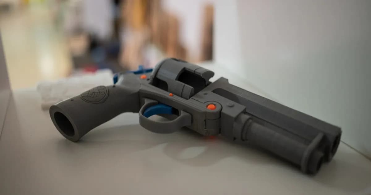 Ilustrasi printer 3D dan regulasi teknologi pemblokir senjata api di California
