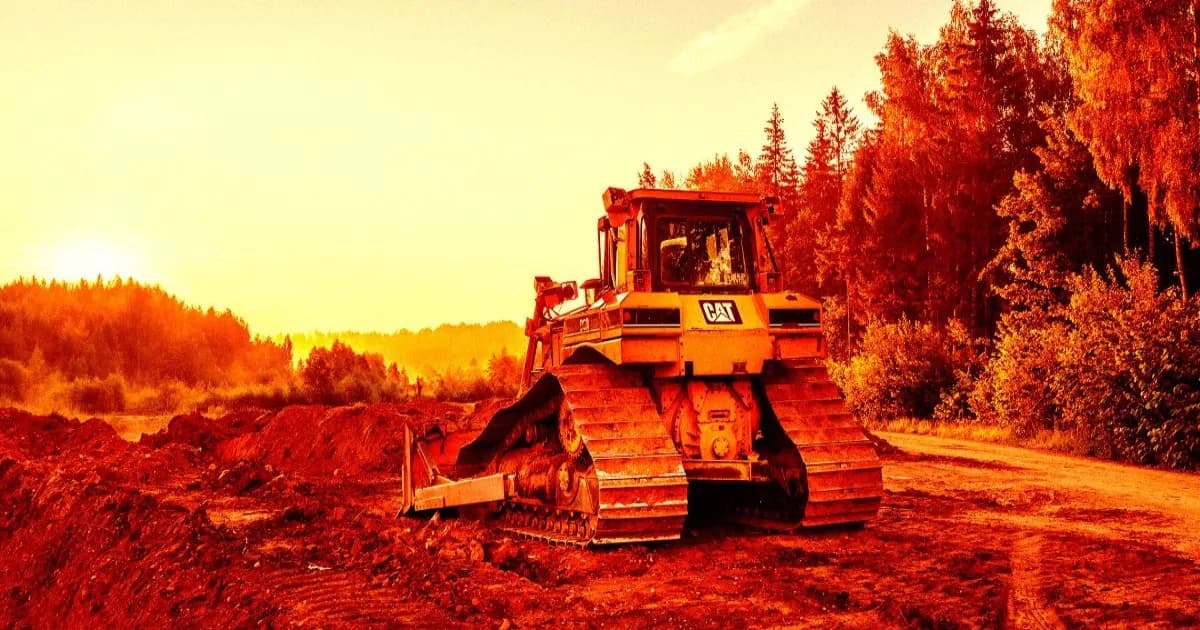 Bulldozer meratakan area hutan untuk pembangunan data center Google di Finlandia utara