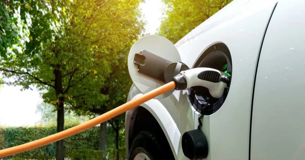 Ilustrasi mobil listrik terhubung ke stasiun pengisian bidirectional untuk menjual listrik ke jaringan di Jerman