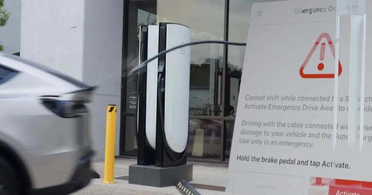 Ilustrasi mobil Tesla terhubung ke konektor Tesla Supercharger di stasiun pengisian daya