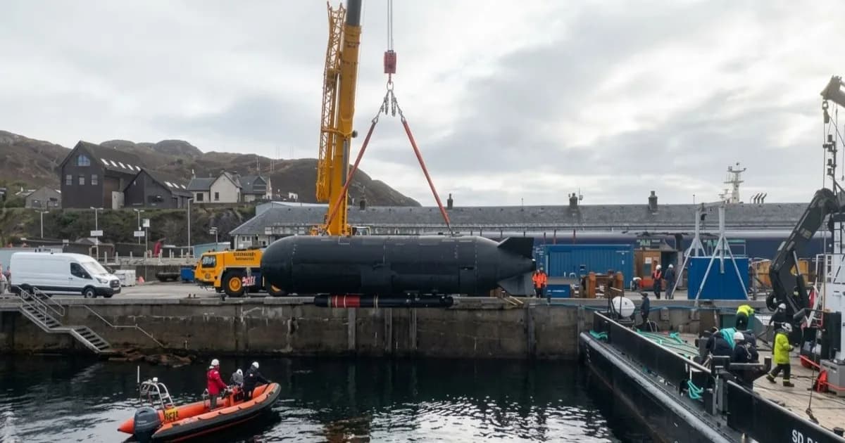 Torpedo Mk 48 buatan Amerika dipasang di bawah lambung kapal selam nirawak XV Excalibur milik Inggris