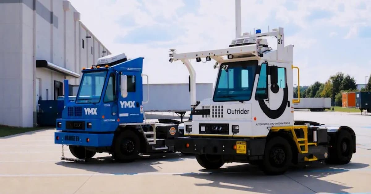 Truk yard otonom Outrider berbasis Orange EV yang dioperasikan YMX di yard pelanggan enterprise