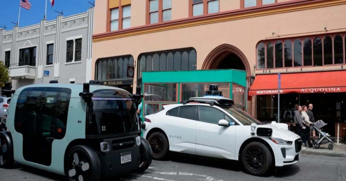 Ilustrasi robotaxi Tesla dan Waymo beroperasi di jalan raya California dengan latar belakang gedung pemerintahan.