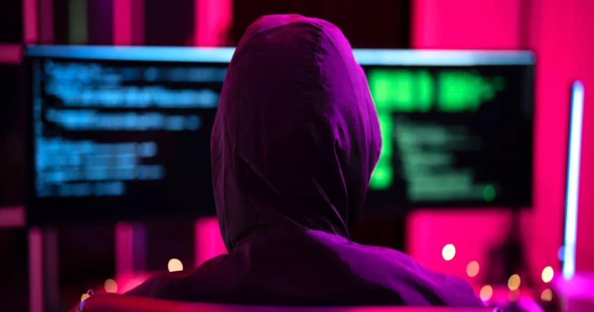 Ilustrasi hacker di depan layar komputer dalam laporan serangan siber terhadap pakar kebijakan AI Amerika Serikat.