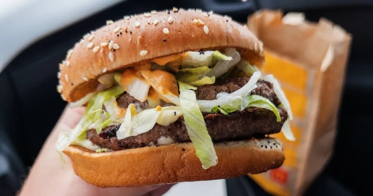 Ilustrasi burger McDonald's yang harganya ditentukan oleh sistem AI di Amerika Serikat