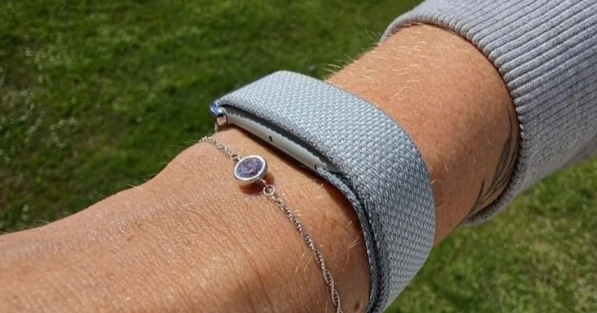 Bocoran gambar Fitbit Edge, pelacak kebugaran Google dengan layar tambahan