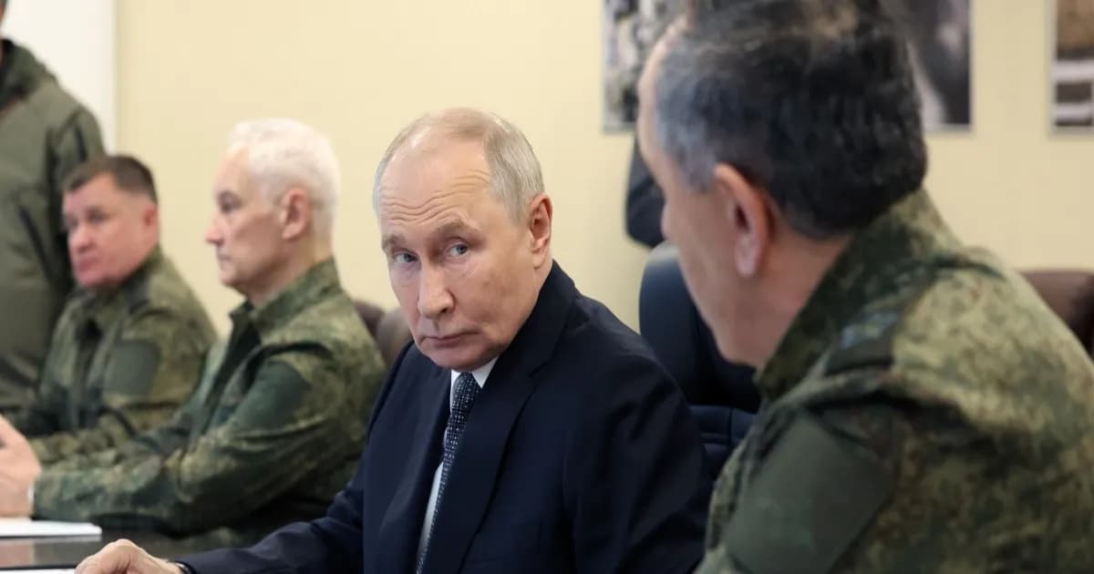 Presiden Putin di pos komando latihan Centre-2026 saat tank nirawak Shturm didemonstrasikan.