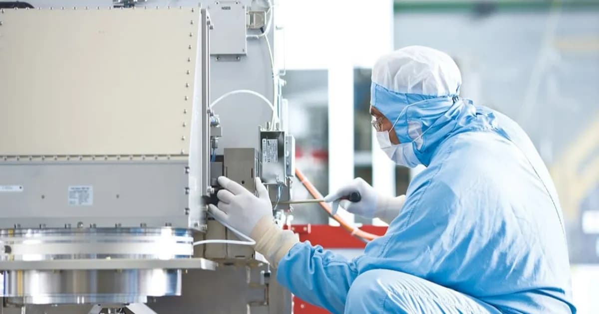 Deretan mesin litografi immersion DUV ASML yang menjadi sorotan laporan Centre for Technology & Statecraft terkait pengadaan China.