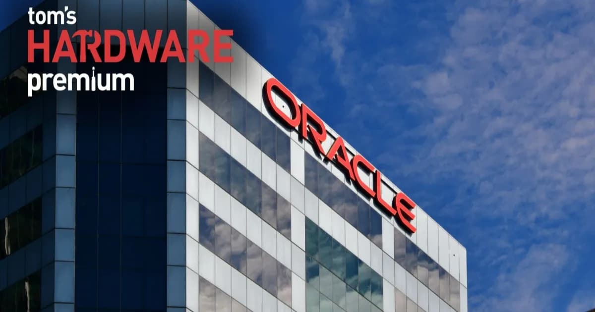 Logo Oracle berwarna merah di bagian atas gedung kantor kaca dengan latar langit biru.