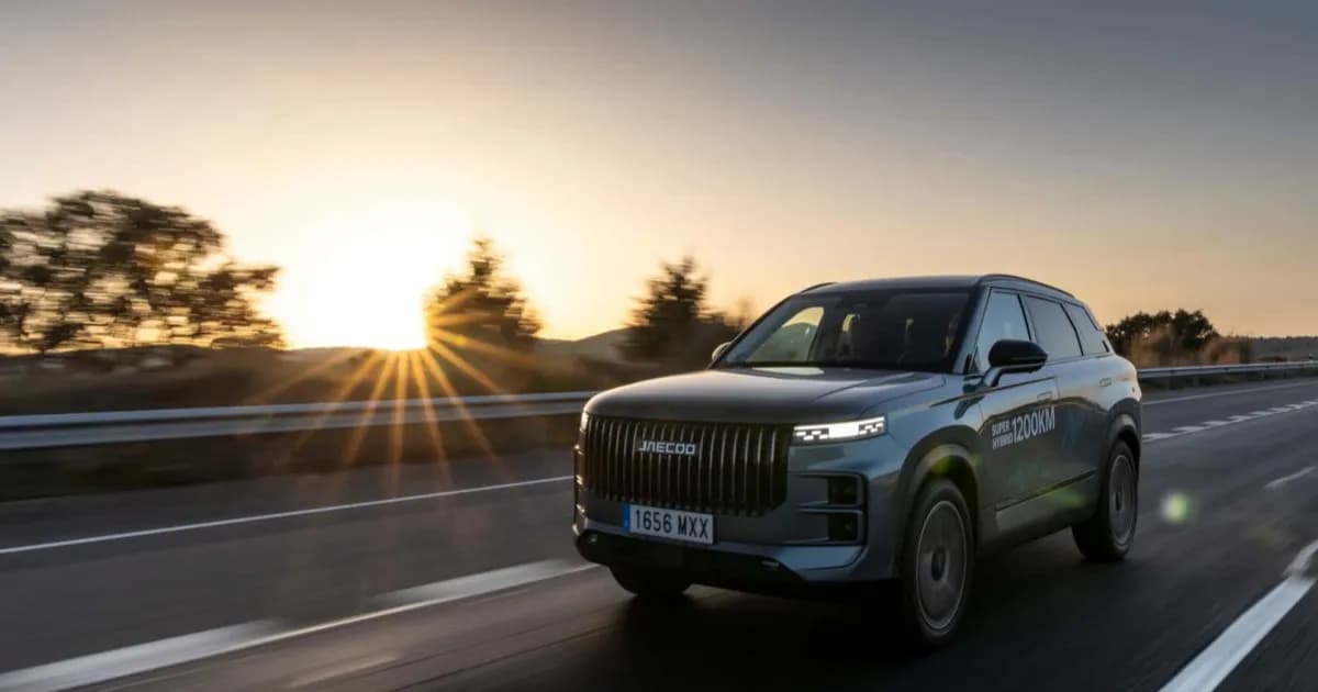 Jaecoo 7 SUV China berwarna silver tampil di jalanan Inggris sebagai mobil terlaris September 2025.