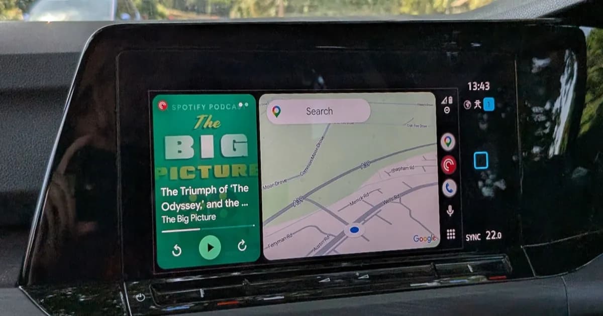 Tampilan Android Auto pada layar infotainment mobil dengan ikon sinyal seluler