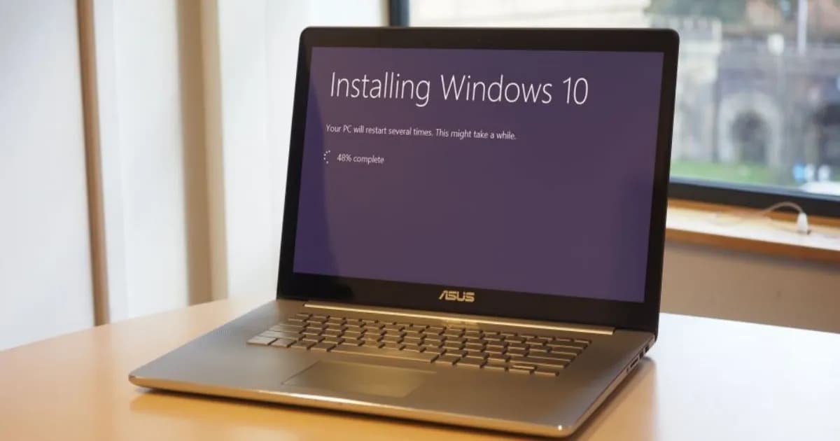 Ilustrasi logo Windows 11 pada layar laptop yang menunjukkan pertumbuhan pangsa pasar sistem operasi