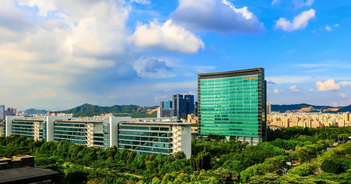 Gedung markas Huawei di Shenzhen dengan menara kaca menjulang di antara pepohonan dan bangunan kampus