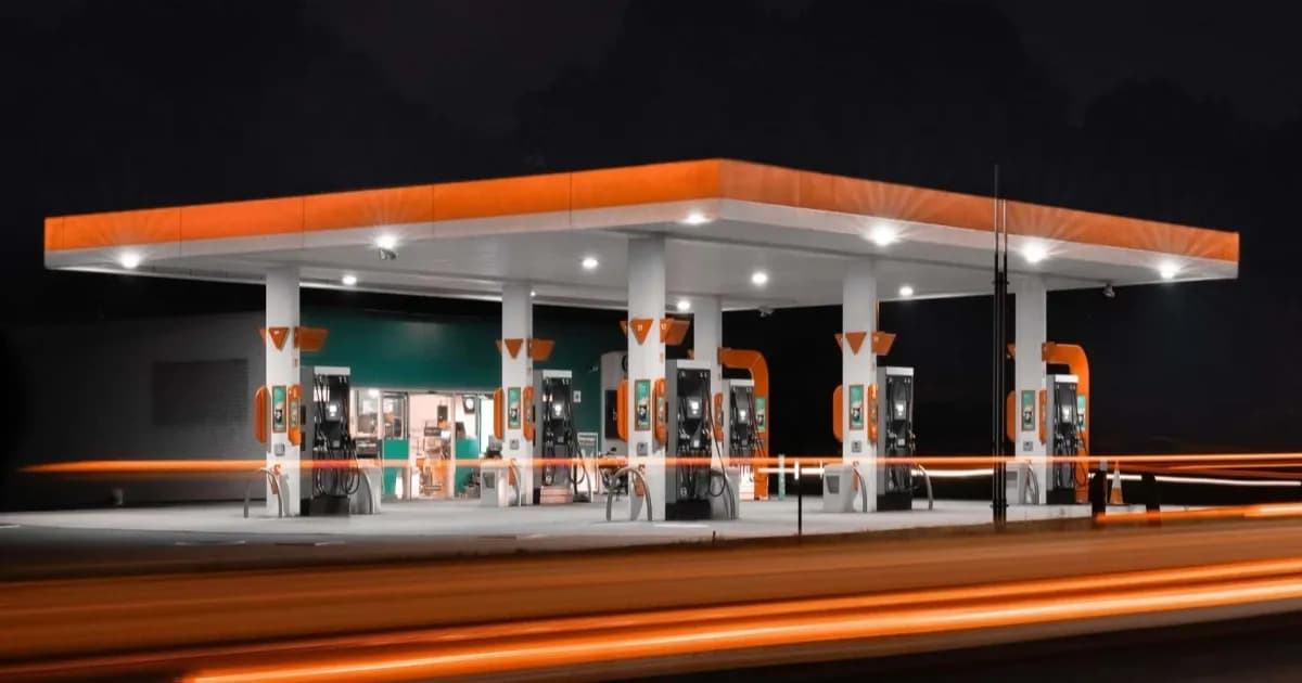 Ilustrasi mobil bensin murni yang kini hanya menguasai 49 persen pasar kendaraan baru global pada paruh pertama tahun ini