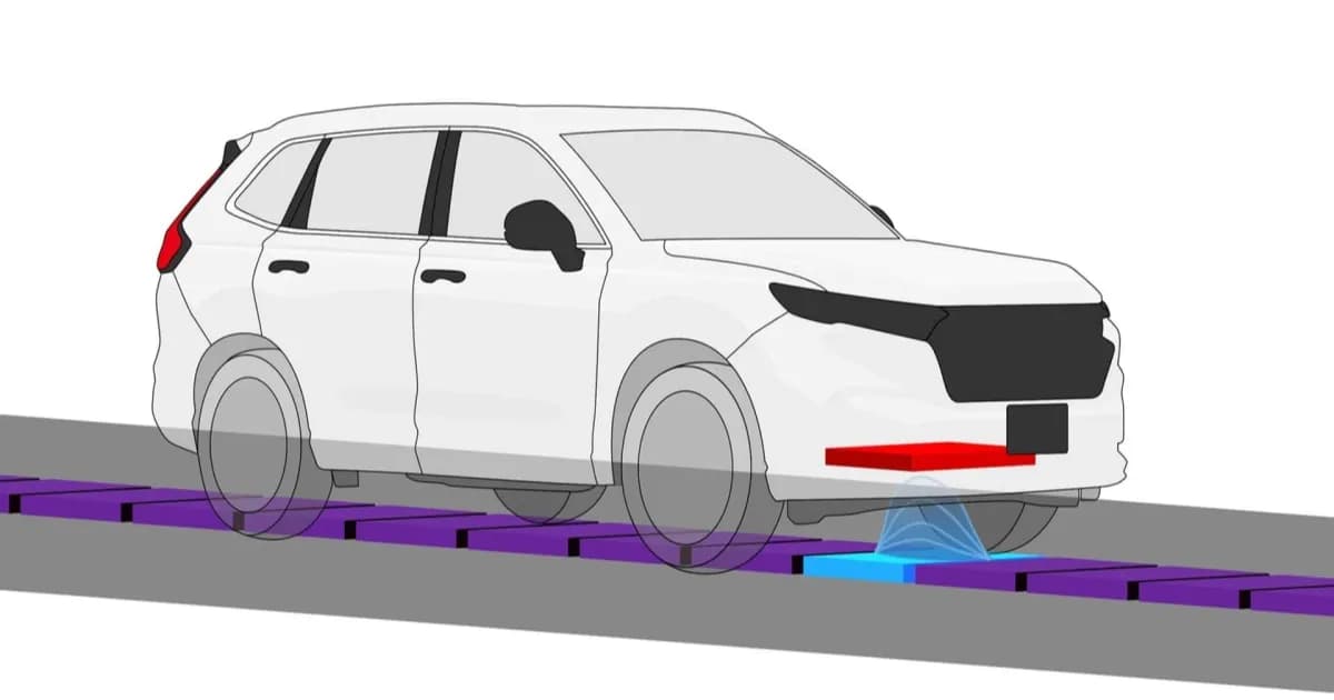 Ilustrasi teknologi wireless charging Honda yang mengisi daya EV saat melaju di jalan tol Jepang