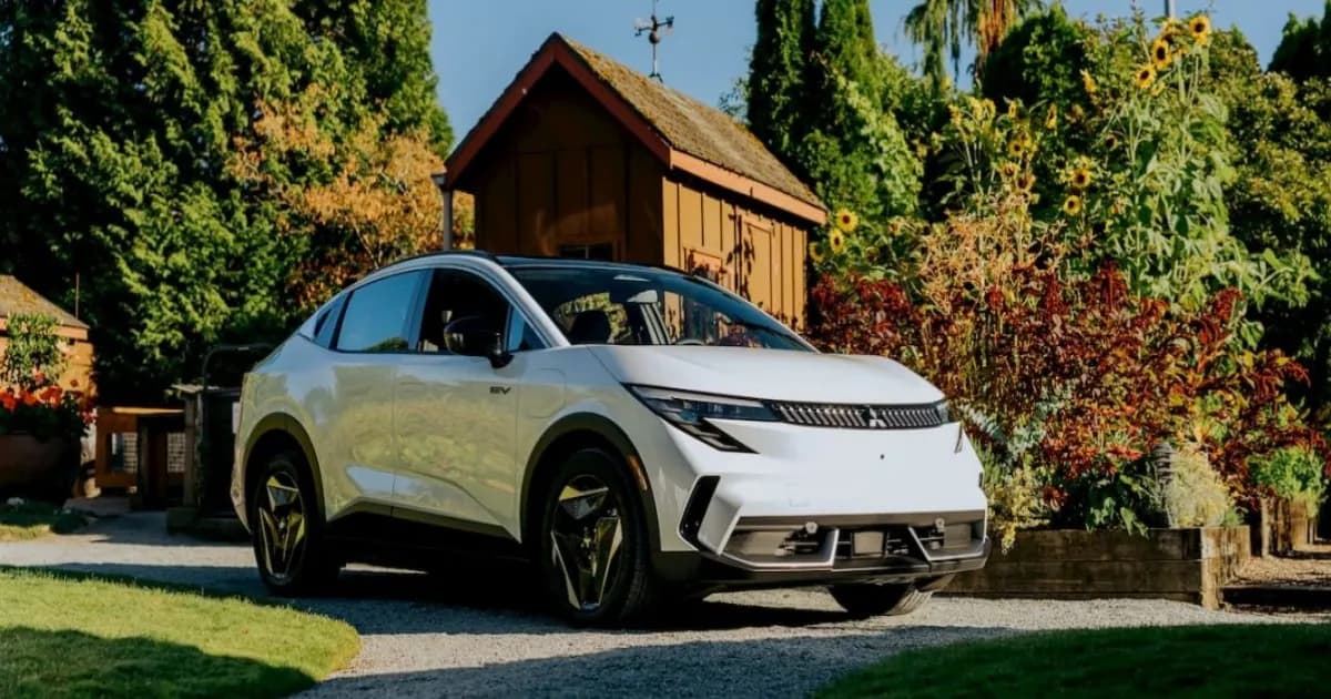 Mitsubishi Eclipse Sportback EV 2027 berwarna putih saat pengisian daya di Tesla Supercharger