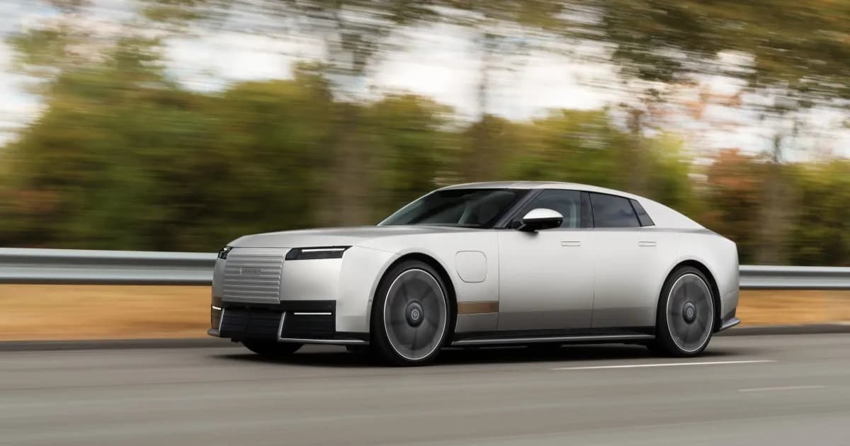 Jaguar Type 01 grand tourer listrik berwarna gelap tampil dari samping dengan roda 23 inci dan garis atap rendah.